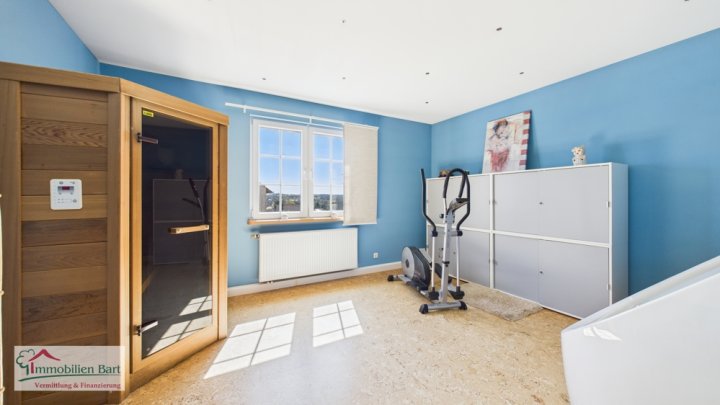 RENOVIERTES BAUERNHAUS MIT GROSSEN STALLUNGEN UND GARAGEN