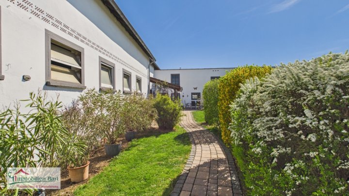 RENOVIERTES BAUERNHAUS MIT GROSSEN STALLUNGEN UND GARAGEN