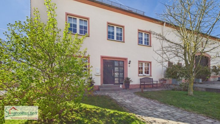 RENOVIERTES BAUERNHAUS MIT GROSSEN STALLUNGEN UND GARAGEN