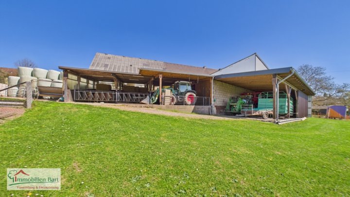 RENOVIERTES BAUERNHAUS MIT GROSSEN STALLUNGEN UND GARAGEN