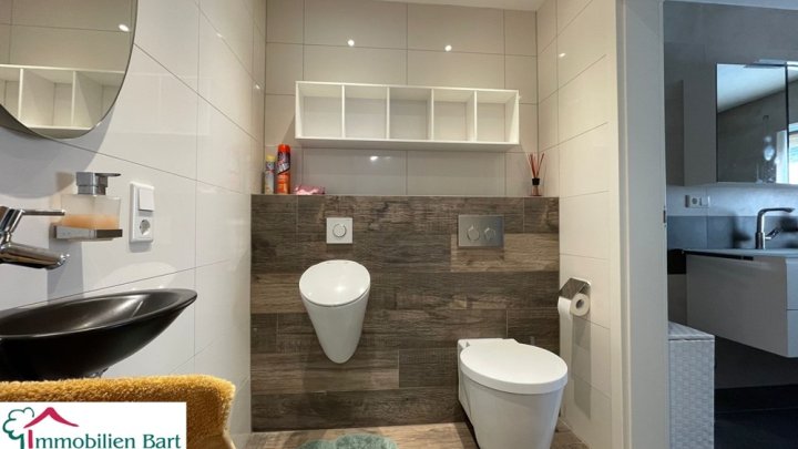 PERL-SEHNDORF: RENOVIERTE 120 M² WOHNUNG MIT TOLLER FERNSICHT