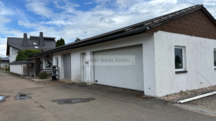 Freistehendes Einfamilienhaus mit Wärmepumpe und Option auf anmietbare Gewerbehalle zu verkaufen.