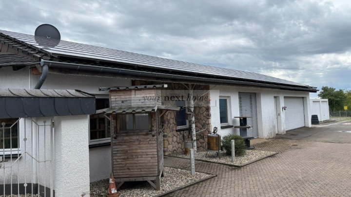 Freistehendes Einfamilienhaus mit Wärmepumpe und Option auf anmietbare Gewerbehalle zu verkaufen.