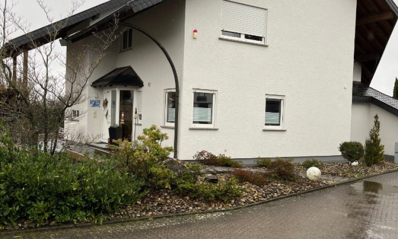 Freistehendes Einfamilienhaus aus dem Jahr 1993 mit kleinem Grundstück