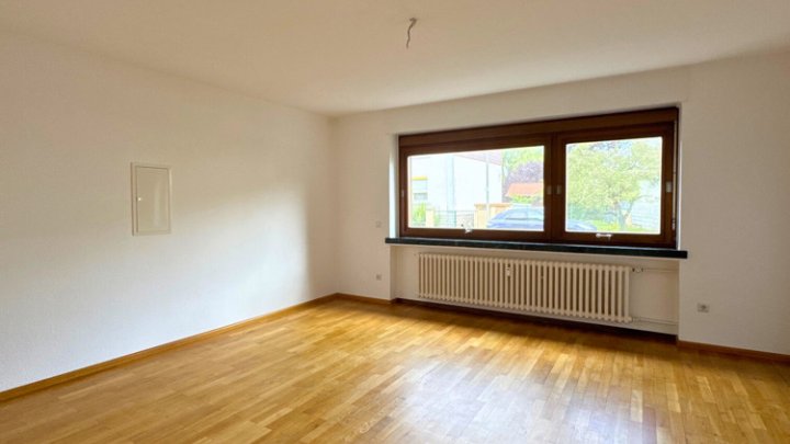 Großzügige Wohnung mit EBK, eigenem Eingang, Garten & 2 Stellplätzen