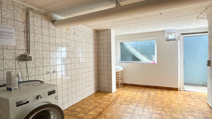 Großzügige Wohnung mit EBK, eigenem Eingang, Garten & 2 Stellplätzen