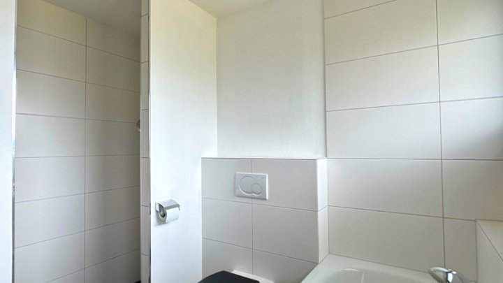 Großzügige Wohnung mit EBK, eigenem Eingang, Garten & 2 Stellplätzen