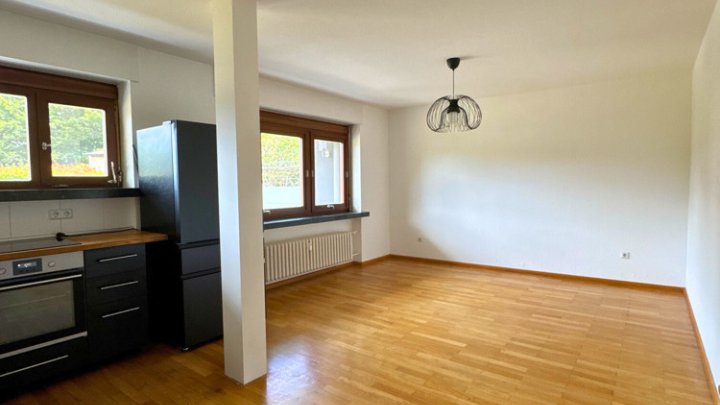 Großzügige Wohnung mit EBK, eigenem Eingang, Garten & 2 Stellplätzen