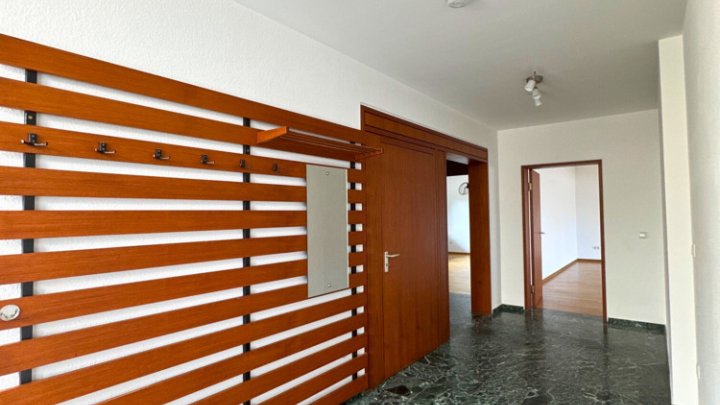 Großzügige Wohnung mit EBK, eigenem Eingang, Garten & 2 Stellplätzen