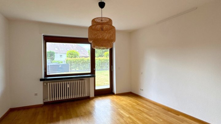 Großzügige Wohnung mit EBK, eigenem Eingang, Garten & 2 Stellplätzen