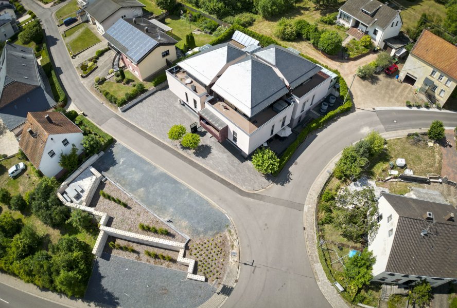 Haus und Baugrundstück