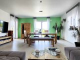 Großzügiges Wohn- und Esszimmer mit Zugang zu Terrasse und Garten