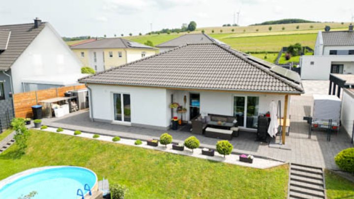Energieeffizient und alles auf einer Ebene: Neubau-Bungalow mit unverbaubarem Fernblick