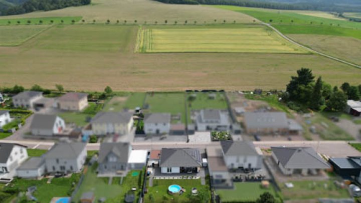Energieeffizient und alles auf einer Ebene: Neubau-Bungalow mit unverbaubarem Fernblick