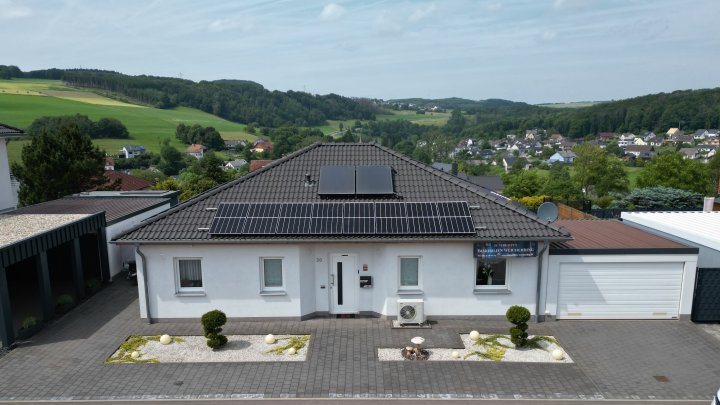 Energieeffizient und alles auf einer Ebene: Neubau-Bungalow mit unverbaubarem Fernblick