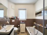 Tageslicht-Badezimmer mit Badewanne, Dusche und zusätzlichem Handtuchheizkörper
