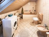 Anbau rechts Geräumiges Tageslicht-Bad mit Badewanne und Waschmaschinen-Anschluss