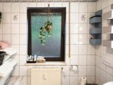 EG links Tageslicht-Bad mit Dusche und Badewanne