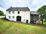 Seitenansicht historisches Wohnhaus von 1844 und Scheune