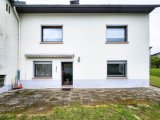 Rückansicht mit Garten und Terrasse