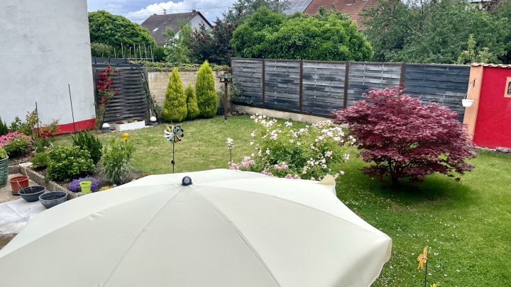 Freistehendes und saniertes Zweifamilienhaus mit Garten und Garage in Ensdorf zu verkaufen
