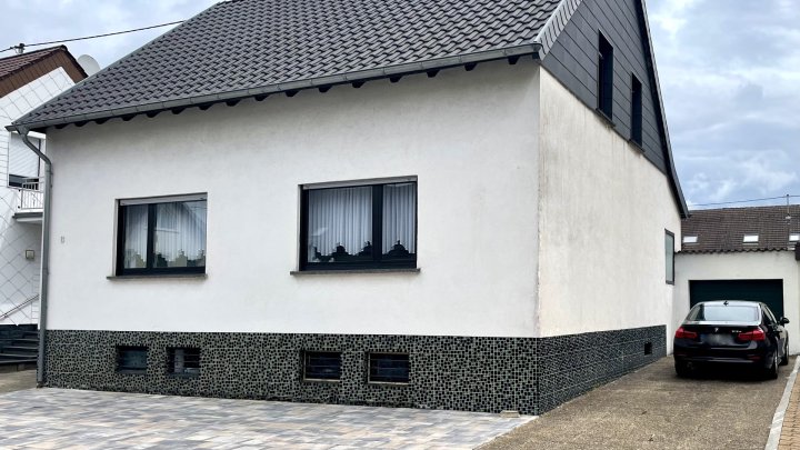 Freistehendes und saniertes Zweifamilienhaus mit Garten und Garage in Ensdorf zu verkaufen
