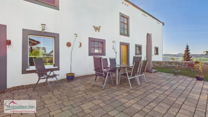RENOVIERTES BAUERNHAUS MIT GROSSEN STALLUNGEN UND GARAGEN