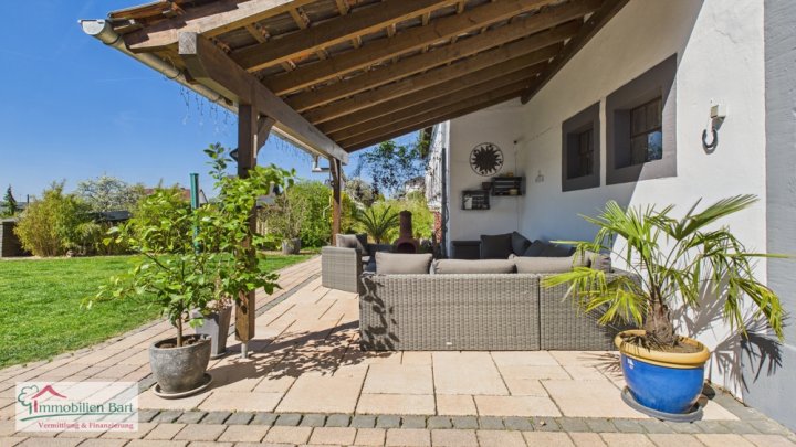 RENOVIERTES BAUERNHAUS MIT GROSSEN STALLUNGEN UND GARAGEN