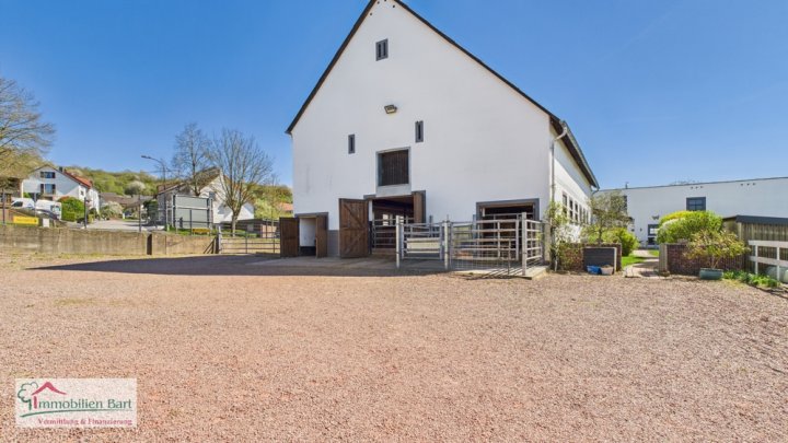 RENOVIERTES BAUERNHAUS MIT GROSSEN STALLUNGEN UND GARAGEN