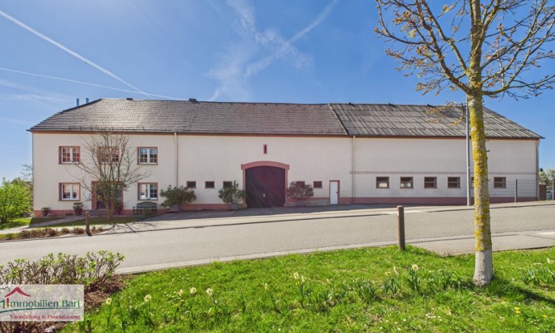 RENOVIERTES BAUERNHAUS MIT GROSSEN STALLUNGEN UND GARAGEN