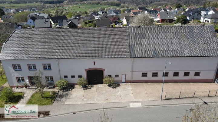 RENOVIERTES BAUERNHAUS MIT GROSSEN STALLUNGEN UND GARAGEN