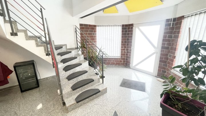 Attraktives Büro- und Wohngebäude mit PV-Anlage, Lagerhalle & großzügiger Freifläche