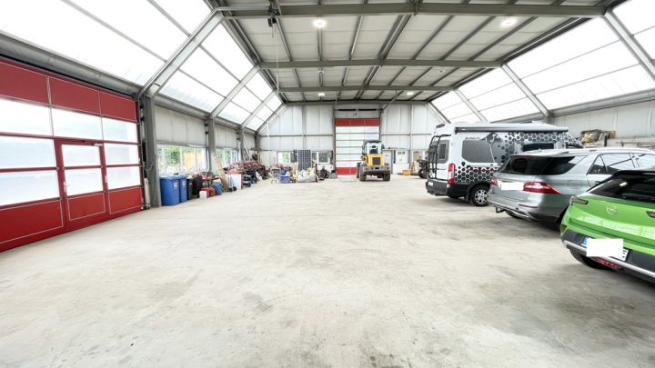 Attraktives Büro- und Wohngebäude mit PV-Anlage, Lagerhalle & großzügiger Freifläche