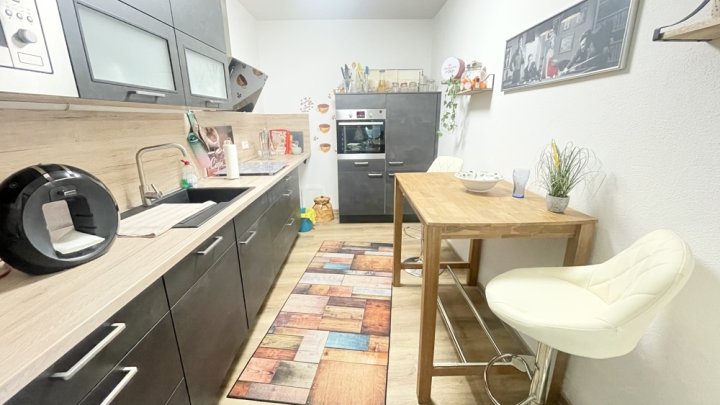 Attraktives Büro- und Wohngebäude mit PV-Anlage, Lagerhalle & großzügiger Freifläche