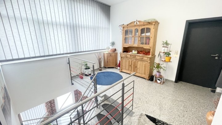 Attraktives Büro- und Wohngebäude mit PV-Anlage, Lagerhalle & großzügiger Freifläche