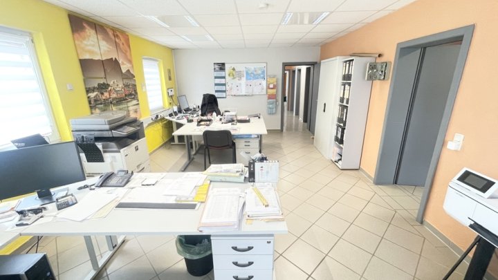 Attraktives Büro- und Wohngebäude mit PV-Anlage, Lagerhalle & großzügiger Freifläche