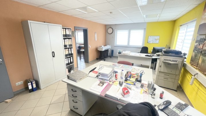 Attraktives Büro- und Wohngebäude mit PV-Anlage, Lagerhalle & großzügiger Freifläche