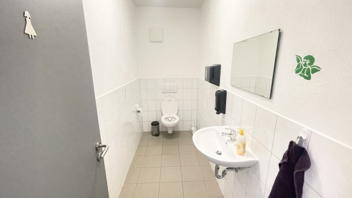 Attraktives Büro- und Wohngebäude mit PV-Anlage, Lagerhalle & großzügiger Freifläche