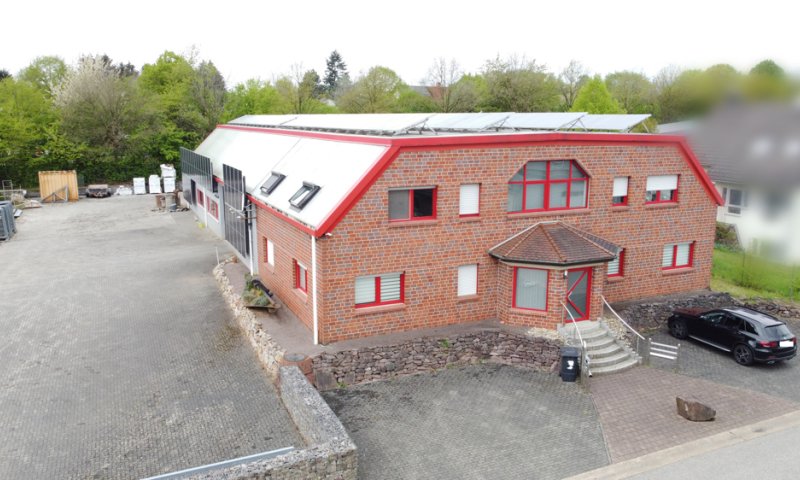Attraktives Büro- und Wohngebäude mit PV-Anlage, Lagerhalle & großzügiger Freifläche