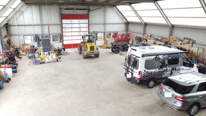 Attraktives Büro- und Wohngebäude mit PV-Anlage, Lagerhalle & großzügiger Freifläche