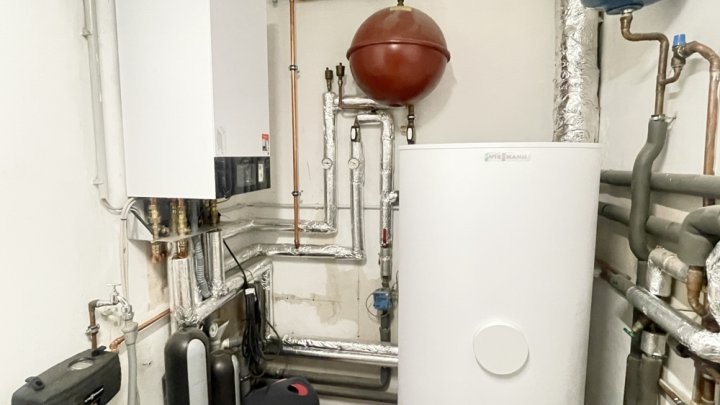 Attraktives Büro- und Wohngebäude mit PV-Anlage, Lagerhalle & großzügiger Freifläche