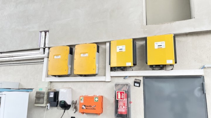 Attraktives Büro- und Wohngebäude mit PV-Anlage, Lagerhalle & großzügiger Freifläche