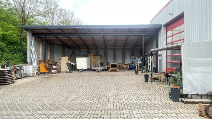 Attraktives Büro- und Wohngebäude mit PV-Anlage, Lagerhalle & großzügiger Freifläche