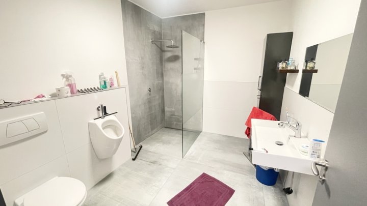 Attraktives Büro- und Wohngebäude mit PV-Anlage, Lagerhalle & großzügiger Freifläche