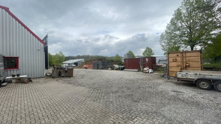 Attraktives Büro- und Wohngebäude mit PV-Anlage, Lagerhalle & großzügiger Freifläche