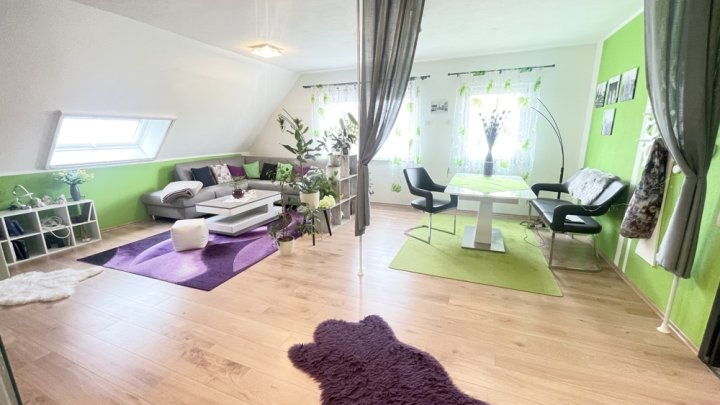 Attraktives Büro- und Wohngebäude mit PV-Anlage, Lagerhalle & großzügiger Freifläche