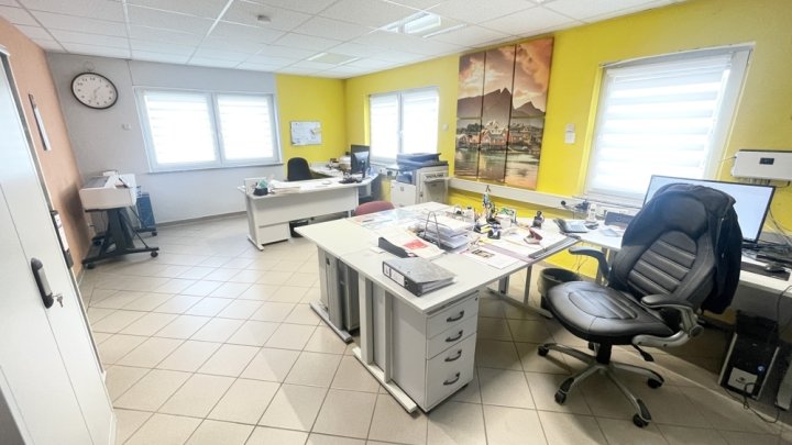 Attraktives Büro- und Wohngebäude mit PV-Anlage, Lagerhalle & großzügiger Freifläche