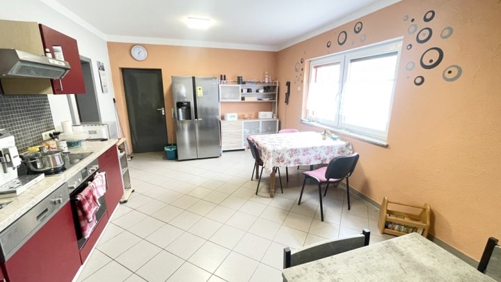 Attraktives Büro- und Wohngebäude mit PV-Anlage, Lagerhalle & großzügiger Freifläche