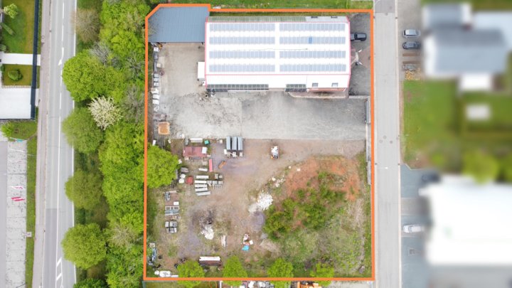 Attraktives Büro- und Wohngebäude mit PV-Anlage, Lagerhalle & großzügiger Freifläche