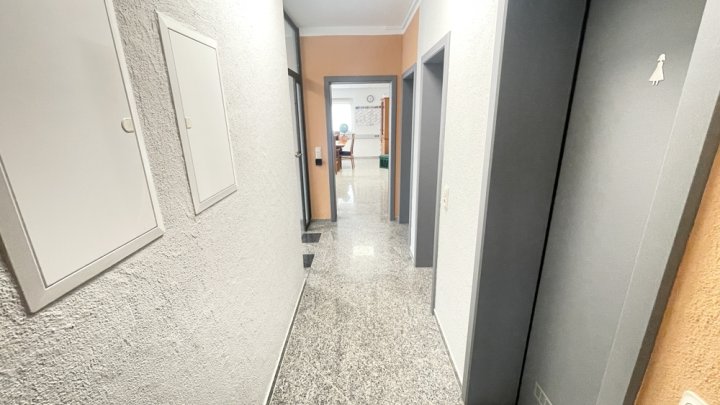 Attraktives Büro- und Wohngebäude mit PV-Anlage, Lagerhalle & großzügiger Freifläche